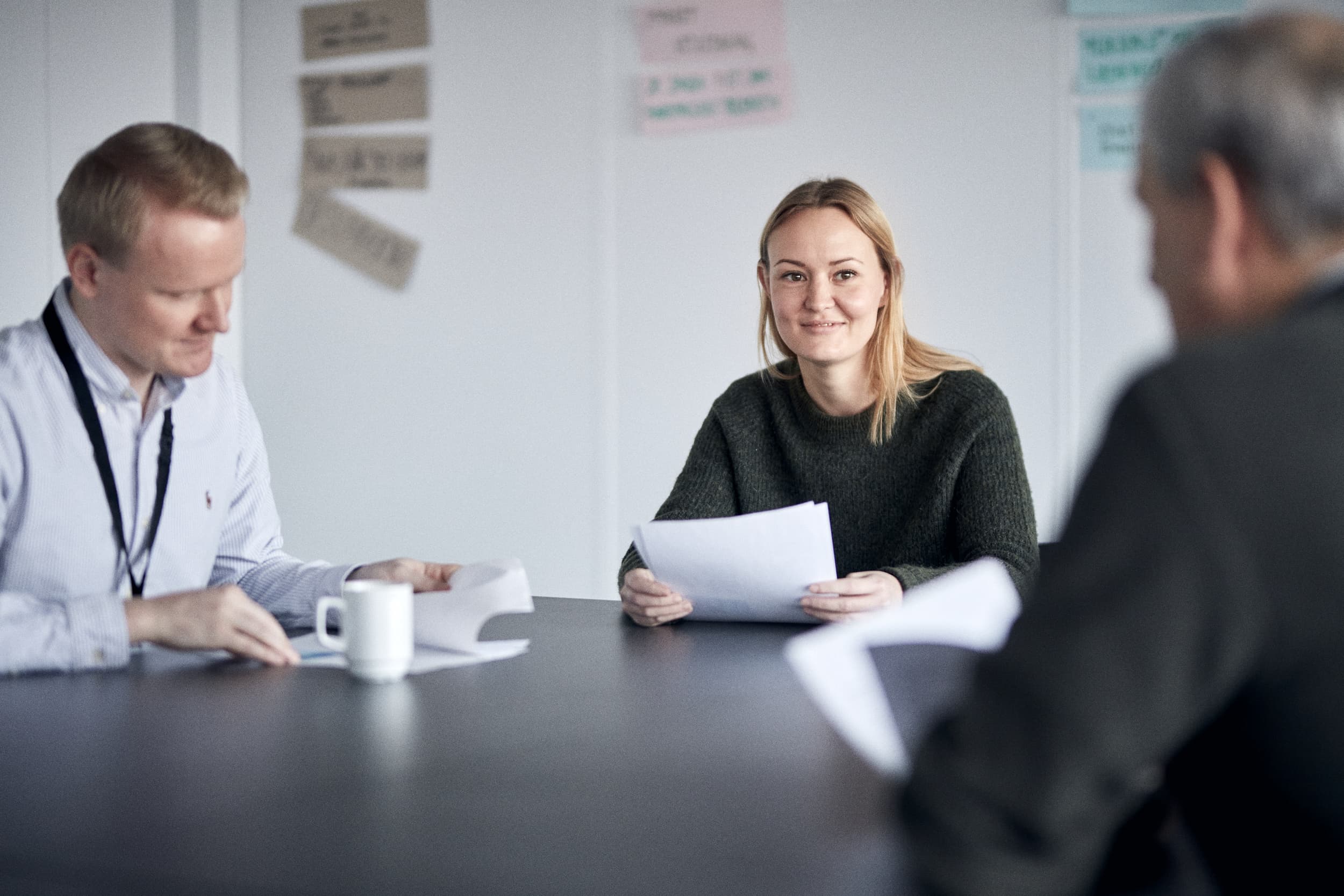 Tre kolleger holder møde sammen